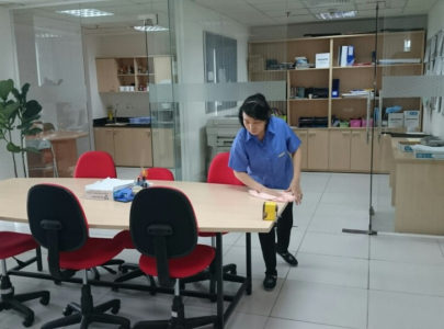 Hướng dẫn vệ sinh bàn làm việc đúng cách theo từng chất liệu
